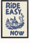 Een ingelijst Ride Easy Now-schilderij van CollageDepot met de tekst "RIDE EASY NOW" in grote, opvallende letters. Hieronder ziet u een blauw silhouet van een cowboy te paard tegen een schilderachtig woestijnlandschap met bergen en cactussen. De achtergrond is licht crèmekleurig. Optioneel magnetisch ophangsysteem leverbaar voor eenvoudig ophangen.,Zwart-Zonder,Lichtbruin-Zonder,showOne,Zonder