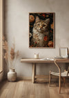 Aan een lichtgekleurde muur hangt een ingelijst portret van een donzige kat, of "Bloemenpracht Omarmt De Kat Schilderij" van CollageDepot, met bloemen eromheen. Hieronder staat een houten bureau met een stoel, schriften en een mok met potloden. Links op de vloer staat een vaas met hoog gedroogd gras. De kamer heeft een minimalistische inrichting, versterkt door elegante wanddecoratie.,Lichtbruin