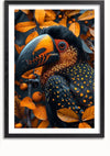 Een ingelijste foto toont een prachtige vogel met opvallend zwart en oranje verenkleed. De vogel staat te midden van oranje bladeren en bessen en gaat naadloos op in de achtergrond. Het frame is zwart met een witte mat, wat de levendige kleuren van de vogel accentueert, waardoor het een prachtige wanddecoratie is genaamd Oranje Gevlekte Vogel Schilderij van CollageDepot.,Zwart-Met,Lichtbruin-Met,showOne,Met