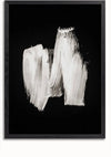 Er wordt een rechthoekig, zwart ingelijst Witte verfstreep-schilderij van CollageDepot getoond met abstracte witte penseelstreken op een zwarte achtergrond. De penseelstreken variëren in richting en intensiteit, waardoor een dynamische compositie ontstaat tegen de donkere achtergrond. Deze prachtige wanddecoratie kan eenvoudig worden tentoongesteld met een magnetisch ophangsysteem.