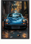 Op een met bladeren bezaaide weg staat een Blauwe Vintage Porsche 911 Schilderij van CollageDepot geparkeerd. De koplampen van de auto zijn aan en de achtergrond is wazig door slecht verlichte bomen en straatverlichting. Het beeld heeft een schemerige sfeer, wat een licht stemmig en nostalgisch gevoel geeft, perfect als wanddecoratie met een innovatief magnetisch ophangsysteem.,Zwart-Zonder,Lichtbruin-Zonder,showOne,Zonder