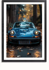 Een ingelijste foto van een blauwe vintage Porsche 911 op een bladerrijke weg. De koplampen van de auto zijn aan en hij staat in het midden van de afbeelding met een vervaagde achtergrond van bomen en straatlantarens; perfecte wanddecoratie die prachtige samengaat met een innovatief magnetisch ophangsysteem. Dit is het Blauwe Vintage Porsche 911 Schilderij van CollageDepot.,Zwart-Met,Lichtbruin-Met,showOne,Met