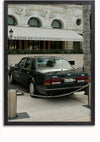 Een zwarte, vintage luxe auto staat geparkeerd voor een gebouw met sierlijke architectuur, met een bord met de tekst "Lodewijk XV Alain Ducasse" boven de ingang. Omgeven door een hekwerk en tegen de achtergrond van een palmboom, voelt het alsof je een tot leven gebracht CollageDepot Klassieke Bentley Auto Schilderij binnenstapt.,Zwart-Zonder,Lichtbruin-Zonder,showOne,Zonder