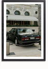 Een zwarte luxe sedan staat geparkeerd buiten een gebouw met sierlijke architectuur, met boogramen met beelden erboven, en een baldakijn met daarop "Lodewijk XV" en "Alain Ducasse". De auto, die qua elegantie doet denken aan een Klassiek Bentley Auto Schilderij van CollageDepot, is afgesloten van de omgeving.,Zwart-Met,Lichtbruin-Met,showOne,Met