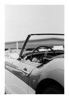 Zwart-witfoto van het interieur van de aaa 007-auto's van CollageDepot, met een gedetailleerd zicht op het stuur en het dashboard.-