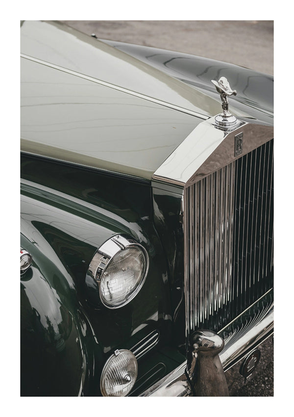 Close-up van de voorkant van een vintage CollageDepot aaa 008, met de iconische grille en het "Spirit of Ecstasy" motorkapornament, met de nadruk op de groene carrosserie en chromen details.-