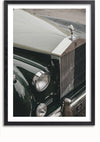 Een close-upfoto van het voorste gedeelte van een vintage donkergroene Rolls-Royce-auto. De afbeelding concentreert zich op de grille, de koplampen en het iconische Spirit of Ecstasy-motorkapornament. Het Rolls-Royce Motorkap Schilderij van CollageDepot is ingelijst in een zwarte rand.,Zwart-Met,Lichtbruin-Met,showOne,Met