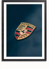 Een ingelijste foto toont het Porsche Logo Schilderij. Op het embleem, goudkleurig met zwarte en rode strepen en een paard dat in het midden steigert, staat bovenaan prominent het woord "Porsche". Tegen een donkerblauwe achtergrond transformeert dit elegante stukje wanddecoratie van CollageDepot elke ruimte met zijn verfijnde magnetische ophangsysteem.,Zwart-Met,Lichtbruin-Met,showOne,Met