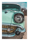 Close-up van een vintage CollageDepot aaa 012 - auto met details van de koplamp, de chromen grille en de gedeeltelijke motorkap met een onscherpe achtergrond die het retro-ontwerp van het voertuig benadrukt.-