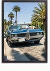 Een klassieke Pontiac-auto staat geparkeerd in een zonnige straat vol palmbomen. De auto, die doet denken aan een vintage Pontiac-schilderij van CollageDepot, heeft een Californisch kenteken en een blauwe luchtverfrisser die aan de achteruitkijkspiegel hangt. Het exterieur van de auto weerspiegelt de omgeving prachtig.,Zwart-Zonder,Lichtbruin-Zonder,showOne,Zonder
