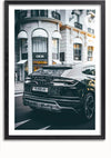 Een Lamborghini Urus-schilderij met een majestueuze zwarte luxe SUV geparkeerd in een stadsstraat voor een Dior-winkel. De klassieke bouwstijl met balkons versterkt de elegantie, terwijl op het kenteken "FB-808-VA" staat. Deze ingelijste foto van CollageDepot kunt u eenvoudig tentoonstellen dankzij het magnetische ophangsysteem.,Zwart-Met,Lichtbruin-Met,showOne,Met