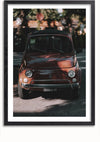 Een stijlvol Cooper-schilderij van CollageDepot met een ingelijste foto van een vintage rode auto met een kentekenplaat met de tekst "306603 VR." De auto, die tijdloze auto-erfgoed belichaamt, staat geparkeerd in een straat met op de achtergrond bomen en gebouwen zichtbaar. De verlichting werpt een schaduw op een deel van de auto en is voorzien van een magnetisch ophangsysteem voor eenvoudige weergave.,Zwart-Met,Lichtbruin-Met,showOne,Met