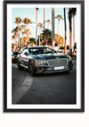 Op een heldere dag staat er een slanke zilveren Bentley-cabriolet geparkeerd aan de kant van een met palmbomen omzoomde straat. De auto heeft getinte ruiten en een glanzende buitenkant, die de omgeving weerspiegelt. De achtergrond omvat verschillende andere geparkeerde auto's en hoge palmbomen, die lijken op een pittoresk prachtig Bentley-schilderij van CollageDepot.,Zwart-Met,Lichtbruin-Met,showOne,Met