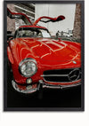 Een rode vintage Mercedes SL300 Met Vleugeldeuren Schilderij van CollageDepot wordt getoond met de vleugeldeuren open. Het kunstwerk wordt binnenshuis tentoongesteld onder fel TL-licht en de setting lijkt een tentoonstelling of autoshow te zijn, met andere auto's en mensen op de achtergrond zichtbaar.,Zwart-Zonder,Lichtbruin-Zonder,showOne,Zonder