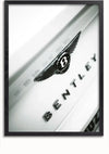 Een close-up van de achterkant van een witte Bentley-auto, met het iconische gevleugelde 'B'-logo van het merk en het 'Bentley'-naamplaatje in chromen letters. De afbeelding is omlijst met een strakke zwarte rand, waardoor deze perfect geschikt is voor wanddecoratie als stijlvol schilderij. Dit opvallende Bentley-logoschilderij van CollageDepot voegt een elegante toets toe aan elke ruimte.,Zwart-Zonder,Lichtbruin-Zonder,showOne,Zonder