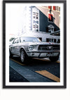 Een foto van een klassiek Mustang-schilderij toont een vintage zilveren Mustang-auto die in een straat geparkeerd staat met op de achtergrond een gebouw. Op het kenteken aan de voorkant van de auto staat "ZH 578003." In strak zwart ingelijst, is dit stuk de perfecte wanddecoratie met zijn magnetisch ophangsysteem. Dit is het Klassieke Mustang Schilderij van CollageDepot.,Zwart-Met,Lichtbruin-Met,showOne,Met