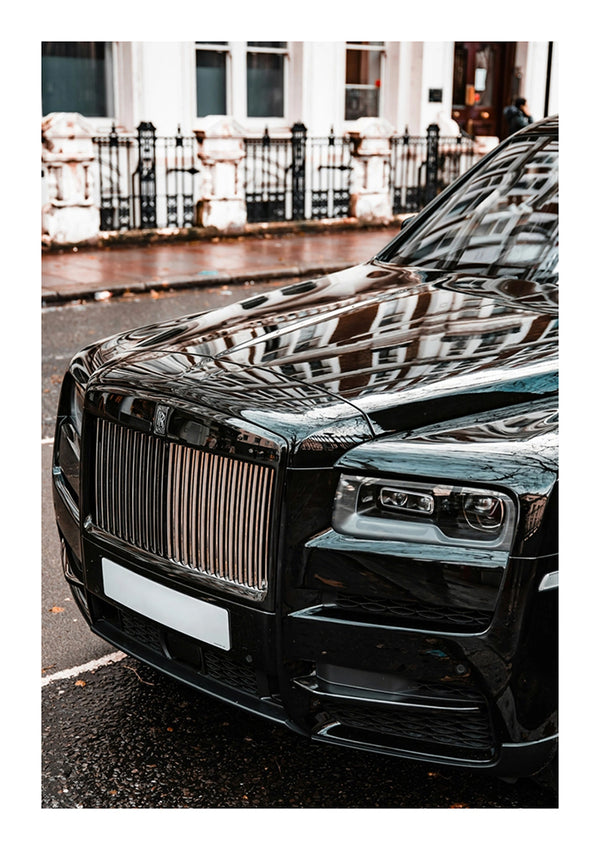 Een glanzend zwarte luxeauto met opvallende grille en koplampen, geparkeerd op een natte straat, die de omringende stedelijke omgeving weerspiegelt op het glanzende oppervlak. is vervangen door: Een aaa 104 - auto's van CollageDepot geparkeerd in een natte straat en weerspiegelen de omringende stedelijke omgeving op het glanzende oppervlak.-