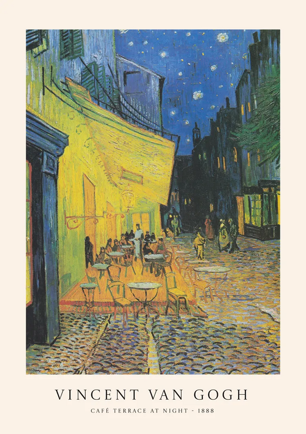 Een schilderij met de titel "bcc 004 - gogh" van CollageDepot uit 1888. Het toont een terrasje 's nachts met tafels, stoelen en mensen onder een sterrenhemel, verlicht door warme verlichting van het café.-