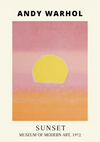 Op een poster is een minimalistisch kunstwerk van Andy Warhol te zien met daaronder de tekst "ccc 028 - bekende schilders" en "CollageDepot". De afbeelding toont een eenvoudige, gestileerde zonsondergang met een grote gele zon tegen een roze en oranje gradiënthemel.-
