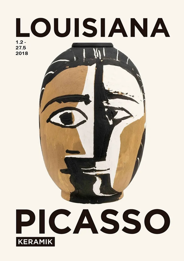 Een poster voor een Picasso-tentoonstelling in het Louisiana Museum of Modern Art. De poster toont een keramisch stuk met een gestileerd gezicht, opgesplitst in zwart-witte delen. De tentoonstellingsdata zijn 1.2 - 27.5 2018, met onderaan het woord "Keramik", met ccc 032 - bekende schilders van CollageDepot.-