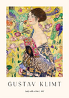 Een schilderij met de titel "Dame met een waaier" van Gustav Klimt uit 1917. Het toont een vrouw met een uitgebreid kapsel, die een waaier vasthoudt tegen een kleurrijke achtergrond versierd met bloemen en abstracte ontwerpen. Onderstaande tekst luidt "ccc 081 - bekende schilders" en "CollageDepot".-
