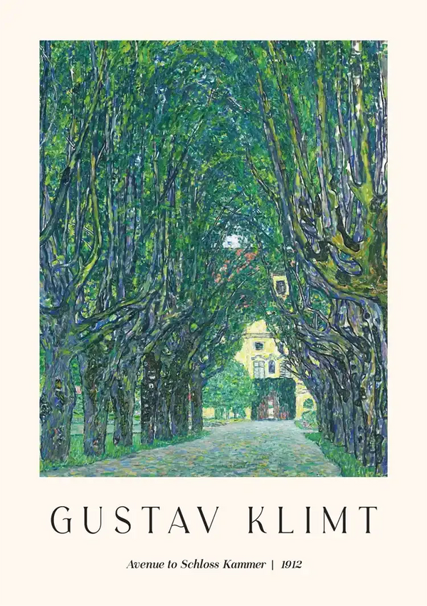 Op deze afbeelding staat het schilderij "Avenue to Schloss Kammer" van Gustav Klimt uit 1912. Het kunstwerk toont een met bomen omzoomd pad dat leidt naar een gebouw dat aan het einde gedeeltelijk zichtbaar is. De bomen creëren een gebogen bladerdak boven het pad. Het product is getiteld "ccc 086 - bekende schilders" van CollageDepot.-