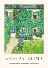 Een schilderij van Gustav Klimt uit 1914 met de titel "Boswachtershuis in Weissenbach II (tuin)." Het toont een huis bedekt met dicht groen gebladerte met bloemen in de tuin. Tegen de muur van het huis staat een houten bank en er staan verschillende ramen open. Dit kunstwerk maakt deel uit van de collectie ccc 092 - bekende schilders van CollageDepot.-