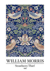 Een gedetailleerd, kleurrijk patroon ontworpen door William Morris met de titel 'Strawberry Thief', gemaakt in 1883. Het ontwerp bevat vogels, aardbeien en bladeren tegen een donkerblauwe achtergrond. De titel en datum staan onder de afbeelding afgedrukt op CollageDepot's ccc 108 - bekende schilders.-
