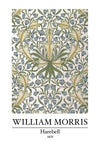 Een bloemenbehangontwerp van William Morris, getiteld "ccc 134 - bekende schilders" van CollageDepot, uit 1875. Het patroon bestaat uit gestileerde bladeren en bloemen in groene en lichtblauwe tinten op een witte achtergrond. De tekst "ccc 134 - bekende schilders" en het jaartal "1875" staan gecentreerd onder het ontwerp.-