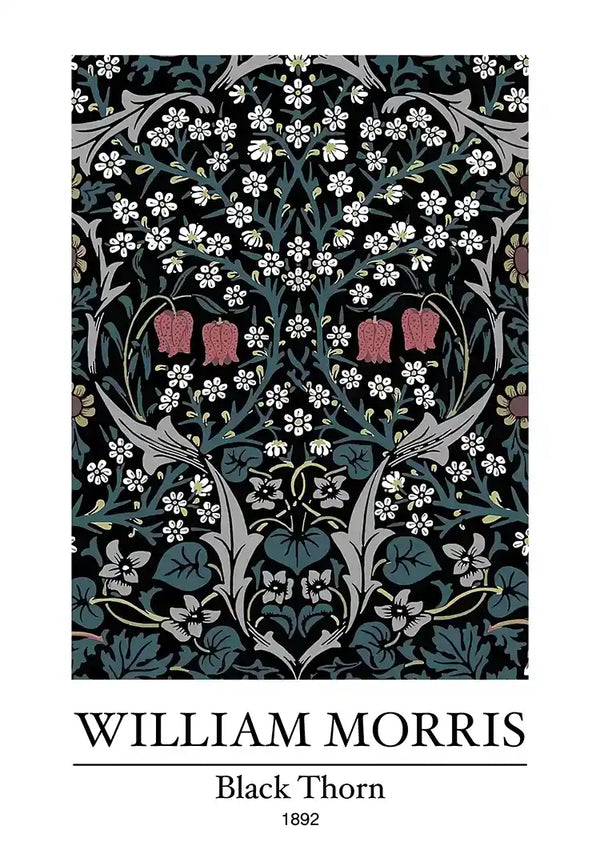 Deze afbeelding toont een decoratief bloemenpatroon van William Morris met de titel "Black Thorn", voltooid in 1892. Het ontwerp omvat ingewikkelde, met elkaar verweven stengels, bladeren en witte bloemen met twee prominente rode bloemen op een donkere achtergrond. Dit product maakt deel uit van de ccc 135 - bekende schilders collectie van CollageDepot.-