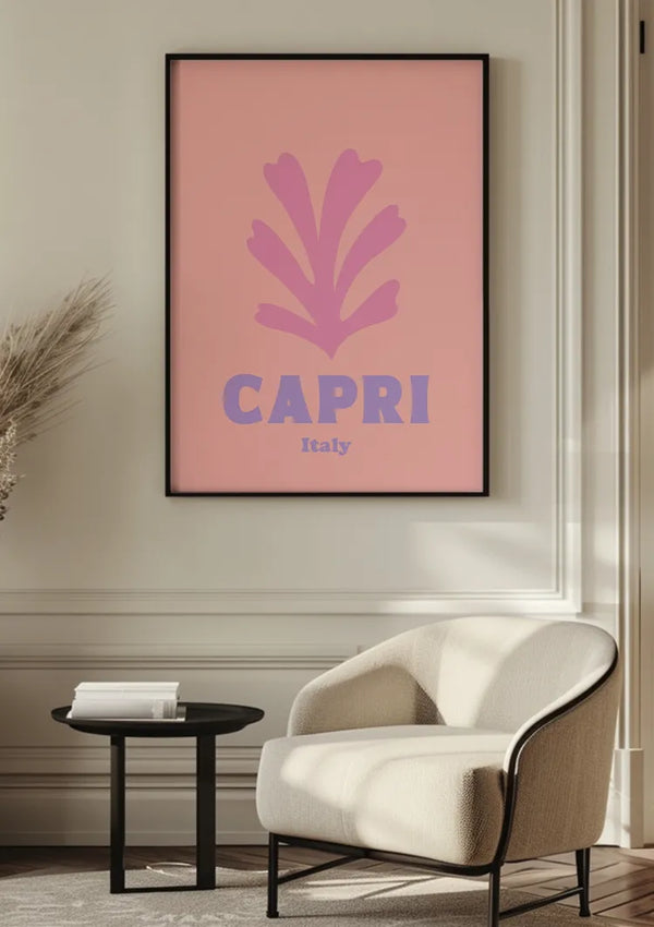 Een gezellig hoekje is voorzien van een wit gestoffeerde stoel en een klein, rond zwart bijzettafeltje. Boven de stoel, met behulp van een magnetisch ophangsysteem, een ingelijst CollageDepot Capri Italy Schilderij met een roze achtergrond en paars dessin met de tekst "Capri Italy." De kamer heeft lichtgekleurde muren en decoratieve afwerking.,Zwart