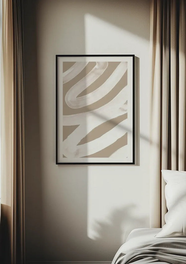 Een ingelijst wanddecoratie met beige en witte golvende lijnen hangt aan de muur tussen twee beige gordijnen. Zacht zonlicht filtert vanaf de linkerkant naar binnen en werpt een schaduw op de muur en een deel van een wit bed in de rechter benedenhoek. Het kunstwerk is het Abstract Verfstreken Schilderij van CollageDepot.,Zwart