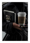 Een persoon in een zwart leren jasje houdt een boek en een koffiekopje met een getextureerde hoes vast. In de hand zijn ook oortelefoonkabels en een zonnebrilarm zichtbaar, samen met CollageDepot's bestsellersproduct 023.-