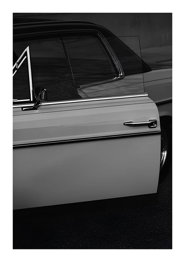 Zwart-witfoto die het strakke zijaanzicht van een vintage auto benadrukt, met details van de deur, het raam en de zijspiegel uit CollageDepot's product 024 - bestsellers.-