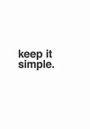 Tekst "houd het simpel." gecentreerd in een effen zwart lettertype op een witte achtergrond, wat een minimalistische ontwerpesthetiek overbrengt met behulp van product 030 - bestsellers van CollageDepot.-
