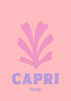 Een Capri Italy-schilderij van CollageDepot met het woord "CAPRI" in grote paarse letters en "Italy" in kleinere paarse letters eronder. Boven de tekst staat een gestileerd roze blad op een roze achtergrond – perfect voor wanddecoratie met een magnetisch ophangsysteem.-