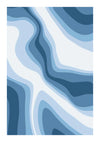 Abstract kunstwerk met gebogen lagen in blauw- en wittinten die een vloeiend, golfachtig patroon creëren. Het beeld roept een gevoel van kalmte en vloeibaarheid op, zoals product 062 uit de bestsellerscollectie van CollageDepot.-