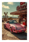 Een vintage roze Porsche geparkeerd voor een retro benzinestation met 'CollageDepot'-borden, omgeven door woestijnlandschap en palmbomen onder een heldere hemel.-