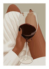 Een gestileerde illustratie van een persoon die ontspant en een glas rode wijn vasthoudt. De afbeelding toont een close-up waarbij de focus op het glas ligt, en de persoon is gedeeltelijk bedekt door een deken met zichtbare blote voeten uit CollageDepot's product 074 - bestsellers.-