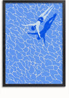 Een ingelijst De Blauwe Zwemmer Schilderij van CollageDepot toont twee blauwe silhouetten van zwemmers die midden in het zwemmen zijn tegen een blauw-witte golvende achtergrond die lijkt op wateroppervlakpatronen. Deze elegante wanddecoratie is voorzien van een magnetisch ophangsysteem voor eenvoudige presentatie.,Zwart-Zonder,Lichtbruin-Zonder,showOne,Zonder