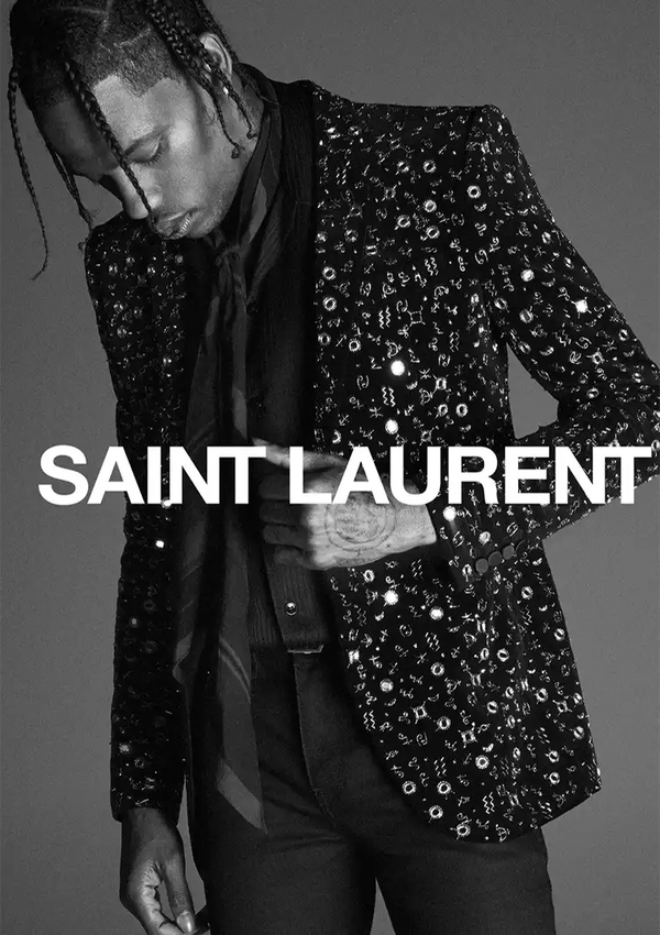 Een monochrome poster met een man in een stijlvol jasje met Saint Laurent-bloemmotief en een donker overhemd, zijn hoofd lichtjes gekanteld en de ogen naar beneden kijkend door CollageDepot.-