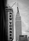 Zwart-wit poster van het iconische Empire State Building op de achtergrond, met het hotel New Yorker-bord op de voorgrond op een bewolkte dag, met het CollageDepot ab 051 - zwart-wit.-