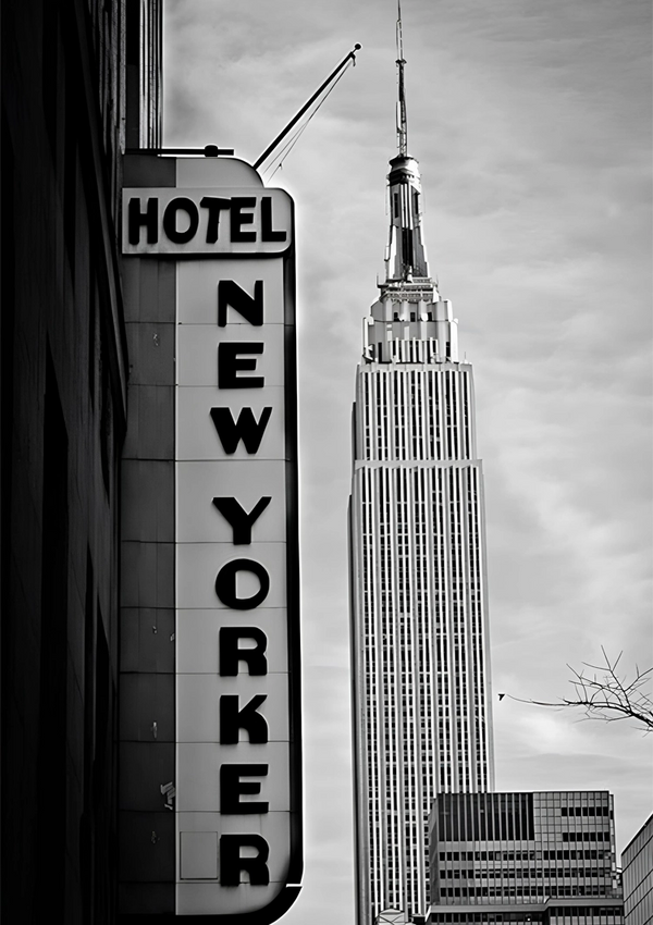 Zwart-wit poster van het iconische Empire State Building op de achtergrond, met het hotel New Yorker-bord op de voorgrond op een bewolkte dag, met het CollageDepot ab 051 - zwart-wit.-