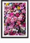 Een ingelijste foto toont een dicht opeengepakt assortiment kleurrijke bloemen, voornamelijk roze rozen en roze lelies. De bloemen creëren een levendig en ingewikkeld patroon dat het hele frame vult. Het zwarte frame met een witte binnenrand versterkt dit prachtige Roze Bloemen Schilderij van CollageDepot, perfect voor elke ruimte.,Zwart-Met,Lichtbruin-Met,showOne,Met