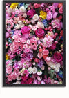 Een dicht arrangement van verschillende bloemen, voornamelijk roze lelies en rozen, in de kleuren roze, paars, wit en geel vult het hele frame. De afbeelding is geplaatst in een zwarte rand en dient als prachtige wanddecoratie met een magnetisch ophangsysteem voor eenvoudige weergave. Presentatie van het prachtige Roze Bloemen Schilderij van CollageDepot.,Zwart-Zonder,Lichtbruin-Zonder,showOne,Zonder