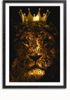 Een ingelijst kunstwerk met het gezicht van een leeuw, geïntegreerd met een bloemmotief. De leeuw, getooid met gouden oogmake-up en een glimmende gouden kroon op zijn kop, staat tegen een donkere achtergrond waardoor een opvallende wanddecoratie ontstaat. Dit is de koning van het savanne-schilderij van CollageDepot.,Zwart-Met,Lichtbruin-Met,showOne,Met