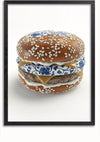 Een CollageDepot Delfts Blauw Keramische Hamburger Schilderij ingelijste afbeelding van een burger met een sesamzaadbroodje, met keramische platen met blauw en wit patroon in plaats van traditionele ingrediënten zoals sla en tomaten, zichtbare plakjes kaas en een vleespasteitje. Dit schilderij wordt geleverd met een handig magnetisch ophangsysteem.,Zwart-Zonder,Lichtbruin-Zonder,showOne,Zonder