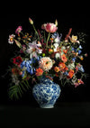 Een levendig bloemstuk met een assortiment kleurrijke bloemen, waaronder lelies, rozen en tulpen, weergegeven in CollageDepot's abb 009 - delfts-blauw tegen een zwarte achtergrond.-