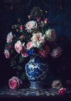 In een CollageDepot abb 012 - delfts-blauw staat een boeket roze en witte rozen, sommige met knoppen en divers groen. Het arrangement bevat een paar gevallen rozen bij de vaas, en de scène is zwak verlicht tegen een donkere, sierlijke achtergrond.-