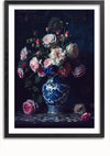 Een ingelijst Delfts Blauw Grote Rozen In Vaas schilderij van CollageDepot met een blauw-witte porseleinen vaas gevuld met roze en witte rozen, waarvan sommige verwelkt zijn. De achtergrond is donker en benadrukt de levendige kleuren van de bloemen. Een paar bloemblaadjes en rozen liggen nonchalant verspreid aan de voet van de vaas, waardoor het een elegante wanddecoratie is.,Zwart-Met,Lichtbruin-Met,showOne,Met